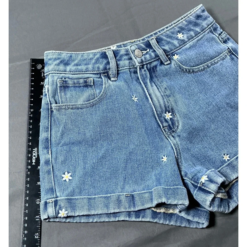 PacSun Daisy Embroidered Mom Shorts High Waisted Medium Wash Denim Size 24 US 0